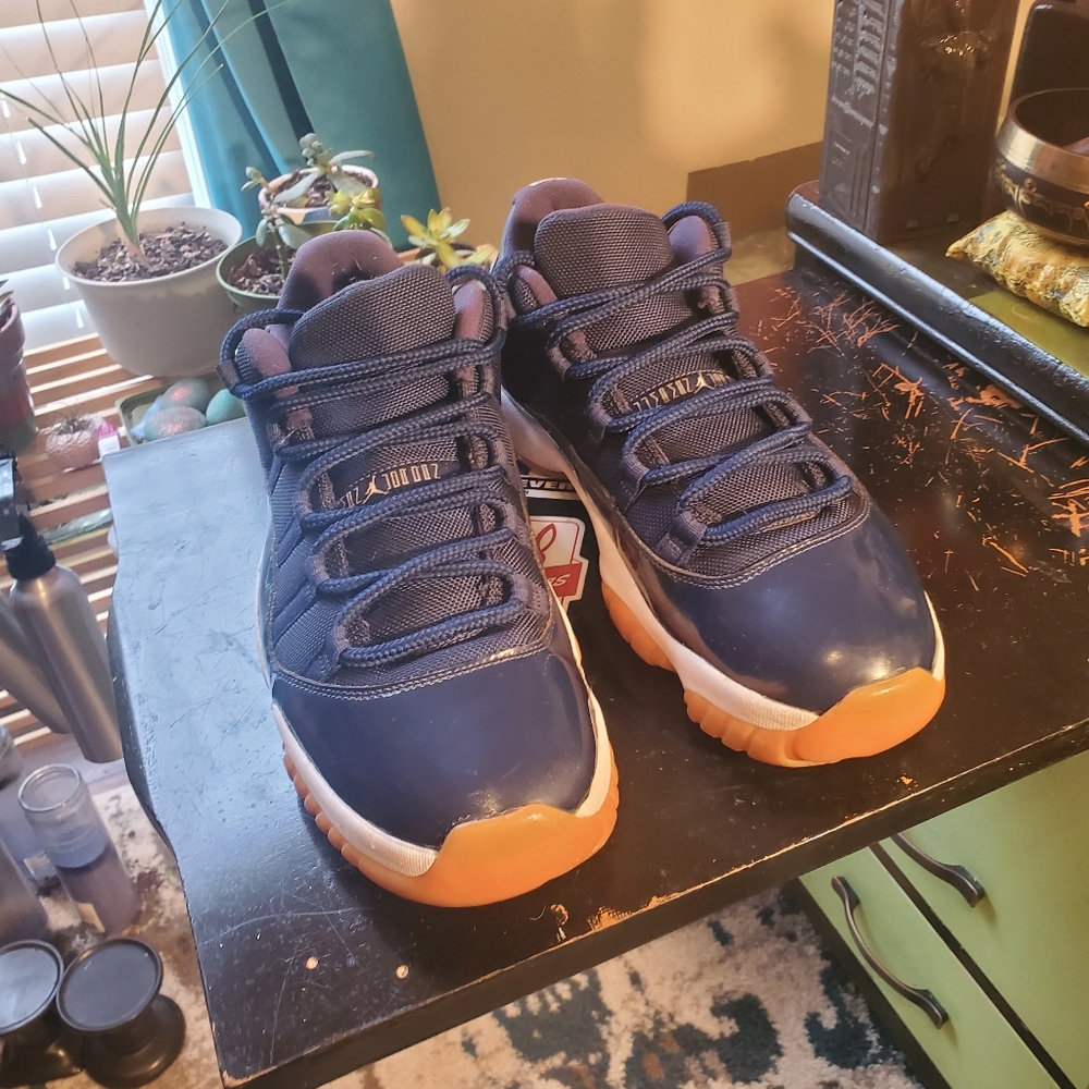 Air jordan 11 retro low navy gum size 12